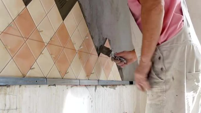 安装瓷砖-将砂浆涂在墙上