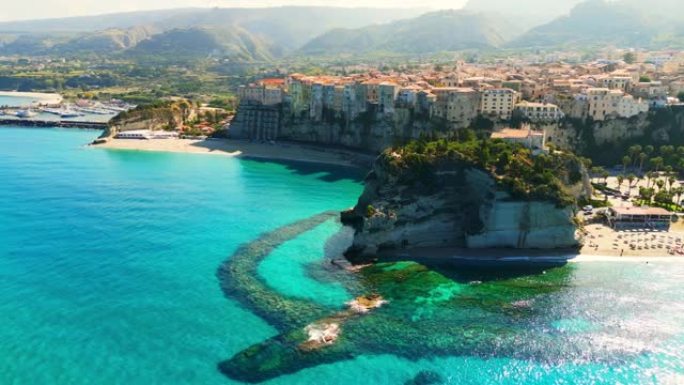Tropea和Capo Vaticano-第勒尼安海的绿松石珍珠。岛上海景悬崖上小镇的鸟瞰图。