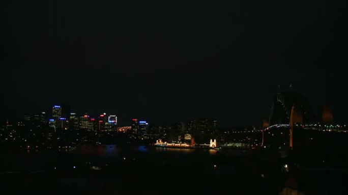悉尼海港大桥在夜间，从西南方向可以看到