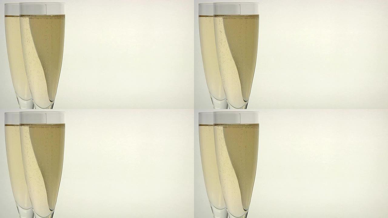 香槟: 两杯，中杯，左三杯