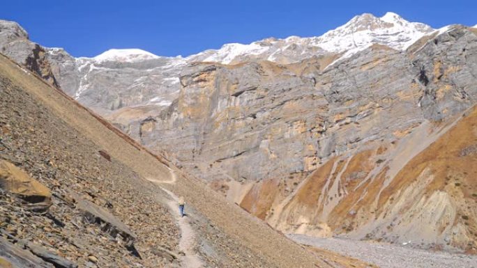 尼泊尔安纳普尔纳巡回赛，陡峭的狭窄山路被白雪皑皑的喜马拉雅山峰包围