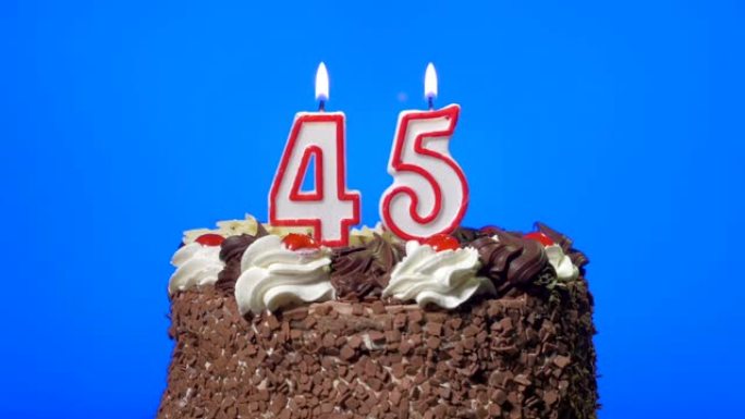 在美味的巧克力蛋糕上吹出四十五岁生日蜡烛，蓝屏