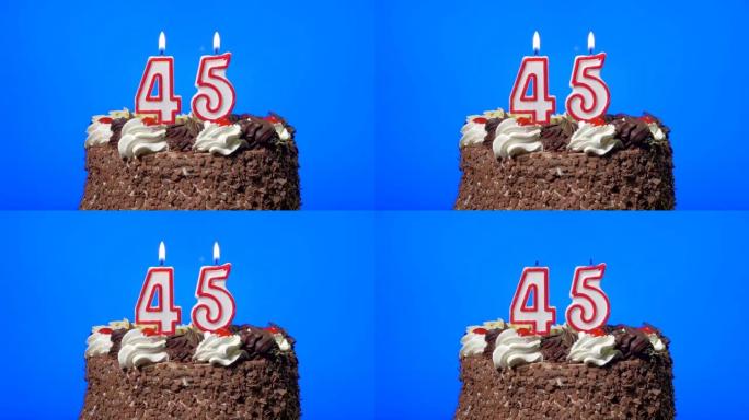 在美味的巧克力蛋糕上吹出四十五岁生日蜡烛，蓝屏
