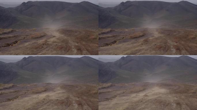 沙尘暴在通往沙漠山脉的路上