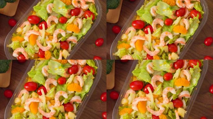 俯视图沙拉配西红柿、虾和蔬菜。