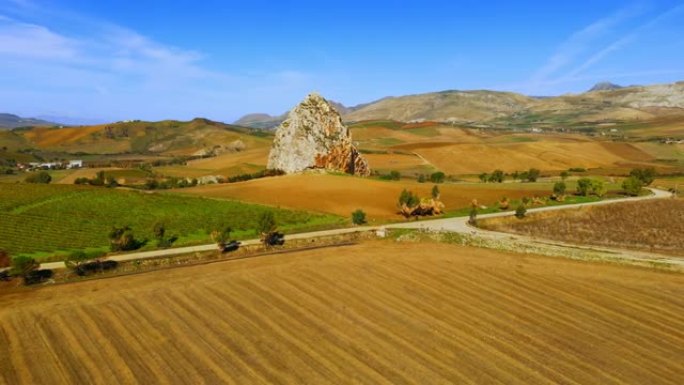 无人驾驶飞机拍摄岩层-Pizzo Pietralunga在农田山上。意大利蒙雷阿莱巴勒莫省博尔戈希罗