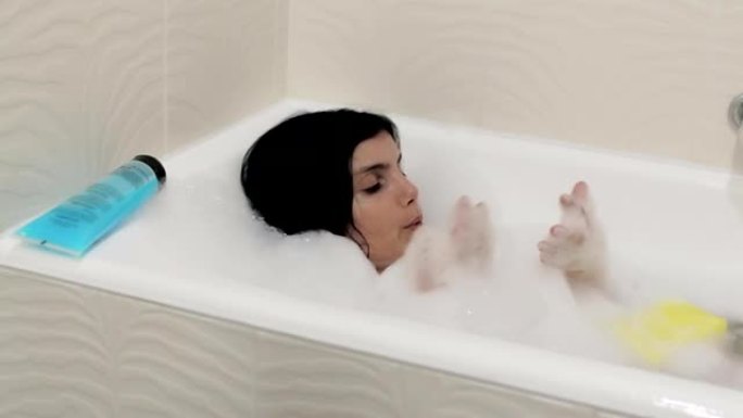 年轻女子在浴缸中放松: 热水，沐浴露，泡沫，健康