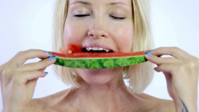高清: 女人从新鲜的西瓜片中咬一口