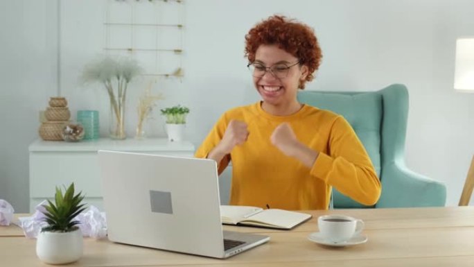 兴奋快乐的非洲裔美国女性欣快的获胜者。看笔记本电脑的女学生通过考试阅读好消息，获得好成绩，赢得网上竞