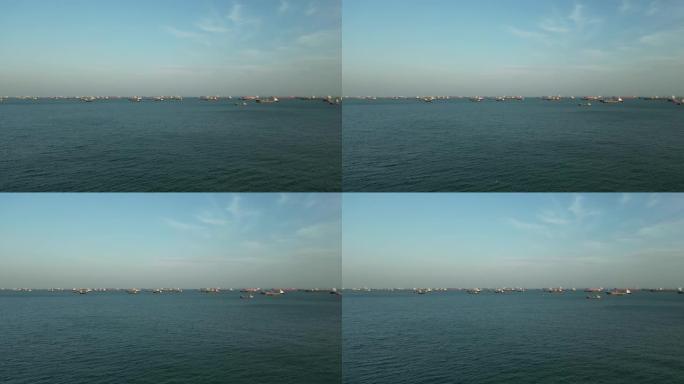 蓝天下有许多船的蓝色水的无人机镜头