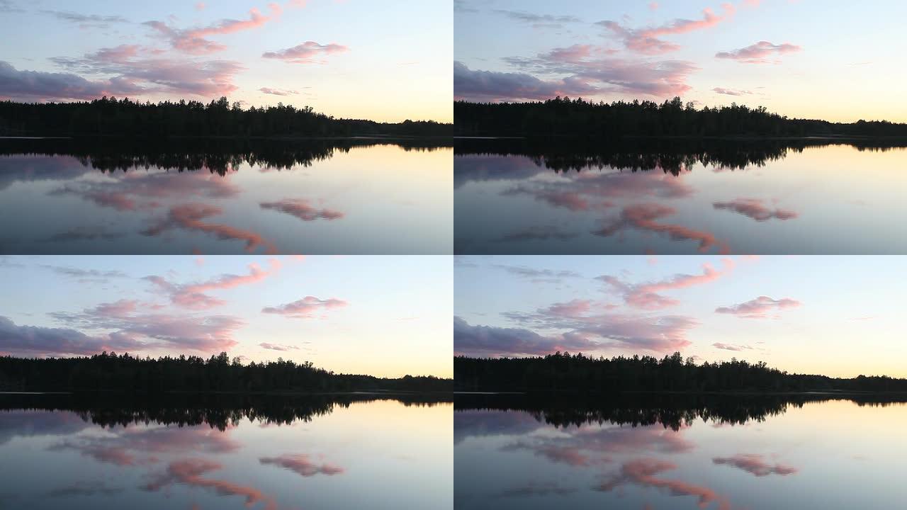 日落背景上的粉红色云，卡累利阿的森林湖