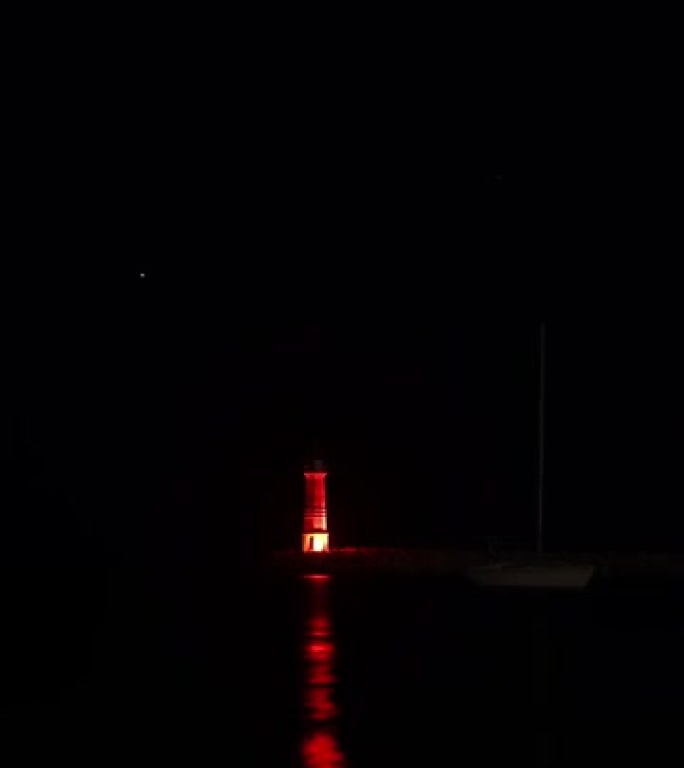 天空和新月的时间流逝。海滨小镇Turgutreis和壮观的月景。金星和灯塔。社交媒体的垂直视频