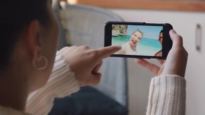 年轻女子视频聊天使用智能手机在意大利度假海滩快乐的朋友分享旅游体验在假期与手机交流