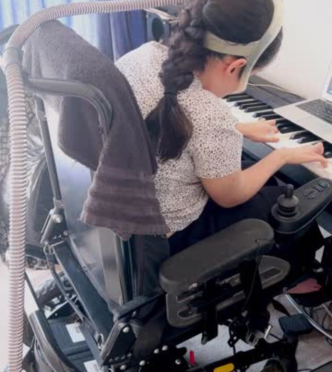残疾女孩在线上钢琴课