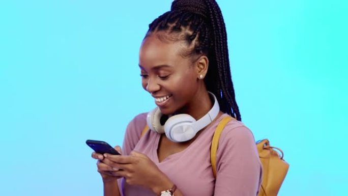 电话，快乐和黑人女性在社交媒体，移动应用程序和互联网上的工作室网络中。幸福，笑声和非洲女模特在蓝色背