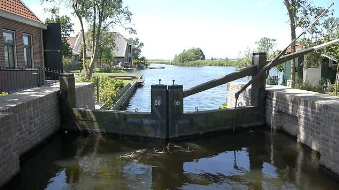 荷兰景观中的旧水坝和运河