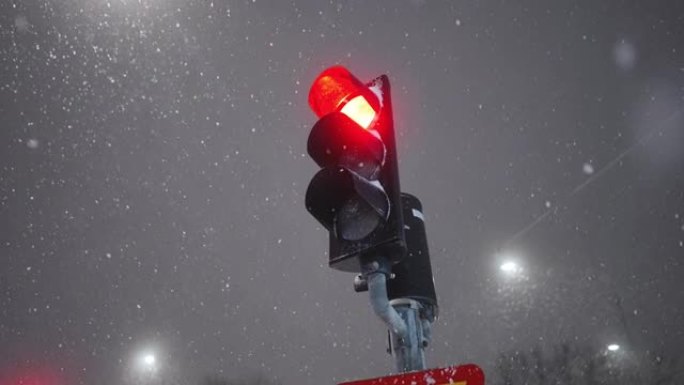 城市交通信号灯上的大雪