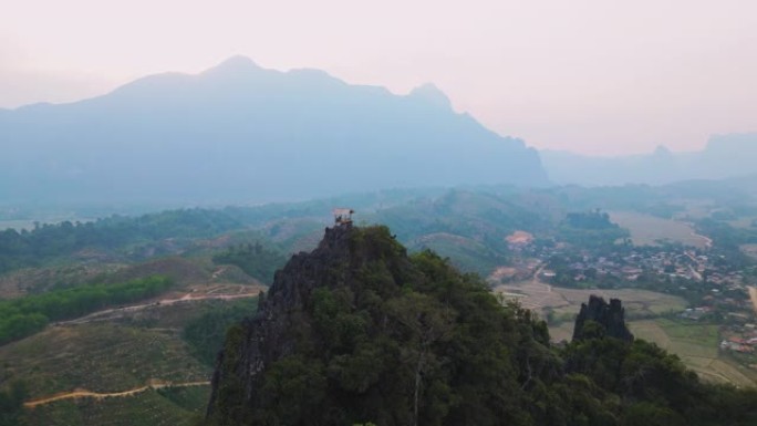 喀斯特山和山谷的鸟瞰图