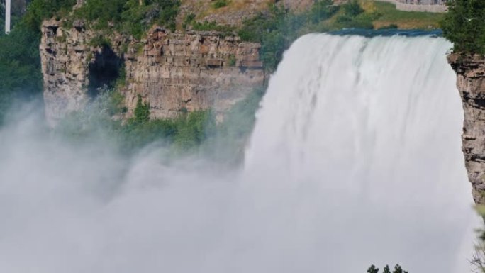 尼亚加拉瀑布的新娘面纱瀑布。来自尼亚加拉河的强大水流涌入著名的瀑布