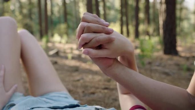 十几岁的夫妇在森林里牵手男朋友和女朋友在森林里分享浪漫的联系快乐的年轻恋人