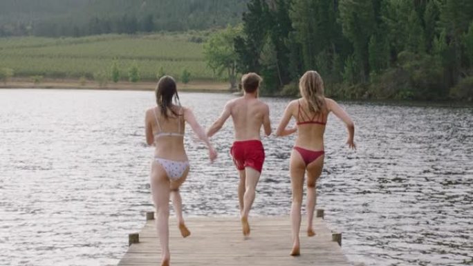 最好的朋友跳进湖里玩得开心暑假享受自由在阳光明媚的下午泼水