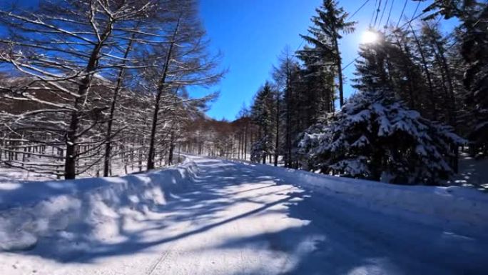 在冬季山区积雪覆盖的道路上行驶