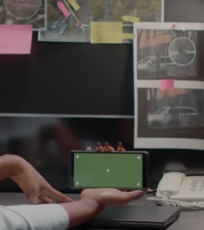 垂直视频: 年轻的检查员在档案办公室使用绿屏