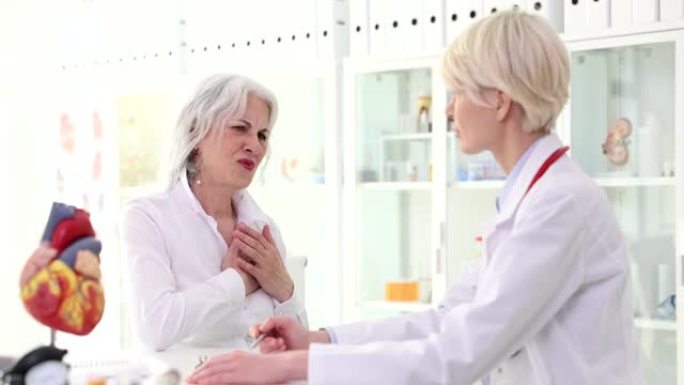 老年女性患者在诊所向医生抱怨心脏疼痛4k电影慢动作