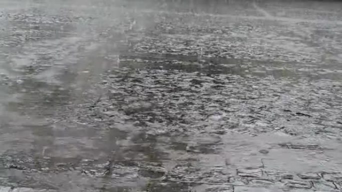 人行道广场上的雨