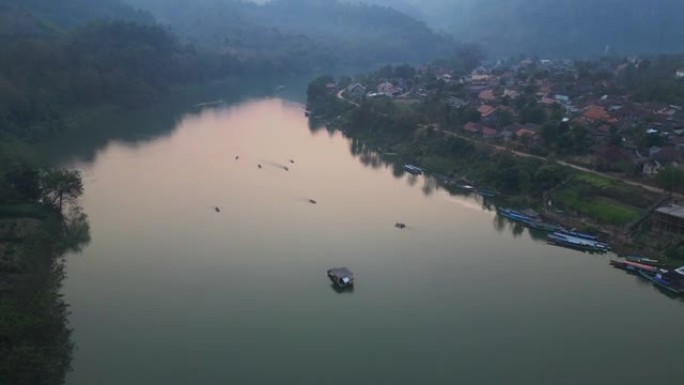 日落时湄公河上的船的鸟瞰图