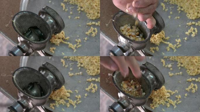 为制作玉米粉蒸肉、玉米粉蒸肉或玉米粉蒸肉准备玉米