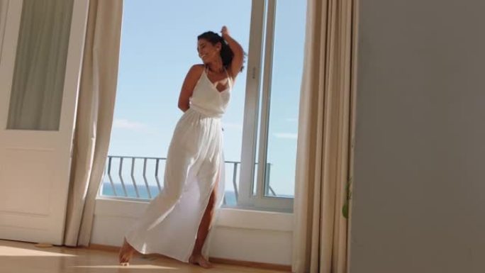 旅行女子在酒店房间跳舞，享受无忧无虑的假期生活方式