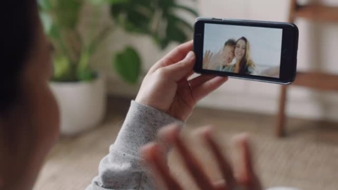 年轻女子视频聊天使用智能手机情侣度蜜月假期分享旅游体验玩开心假期冒险与手机交流