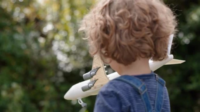 小男孩玩玩具飞机快乐的孩子玩游戏想象旅行自由在户外享受快乐在阳光明媚的公园享受童年4k