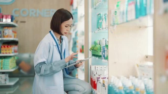 亚洲专业女药剂师使用数字平板电脑检查药房的药品库存。小企业。工作。健康的概念。