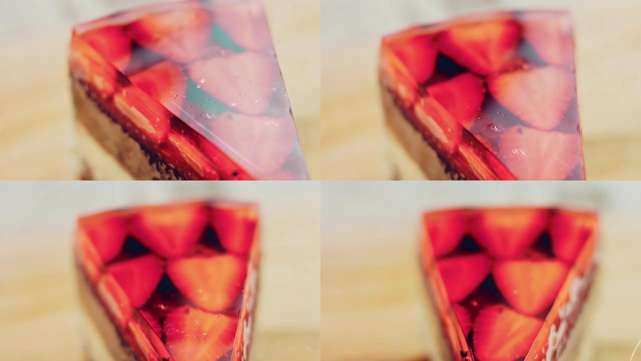 草莓和果冻蛋糕切片的轮廓效果。微距和滑块拍摄。背景是复古的气氛