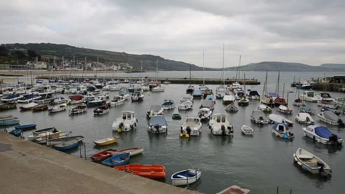 莱姆里吉斯多塞特，英格兰，英国，侏罗纪海岸，港口里有船