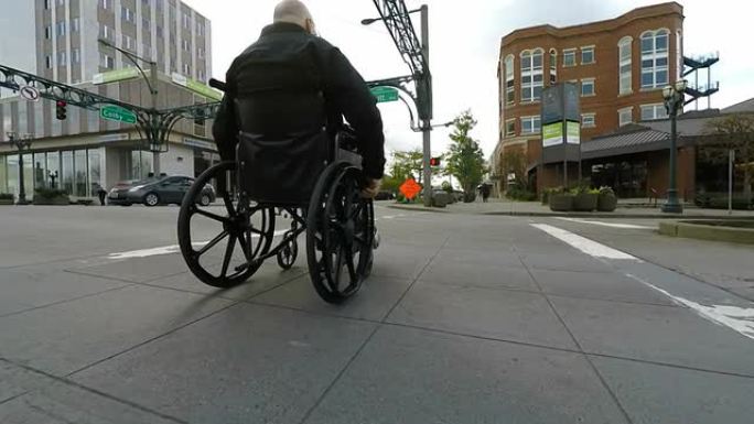 轮椅过街的高级男子