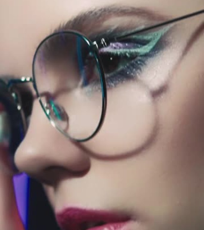 垂直视频复古眼镜90年代时尚女孩脸