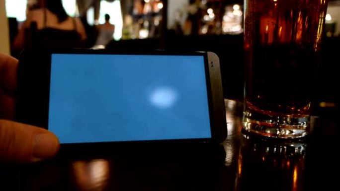 在酒吧中显示空白屏幕的智能手机模板。