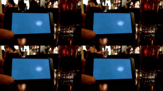在酒吧中显示空白屏幕的智能手机模板。