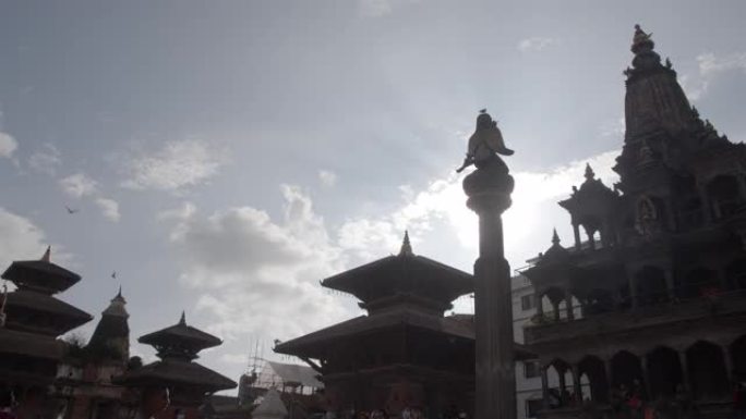 尼泊尔帕坦·杜巴广场克里希纳·曼迪尔神庙鸟类飞走世界遗产加德满都谷