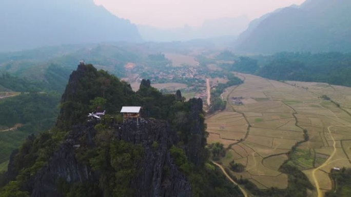 喀斯特山和山谷的鸟瞰图