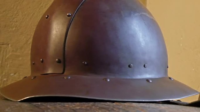 古代战士在战争中使用的棕色金属帽子