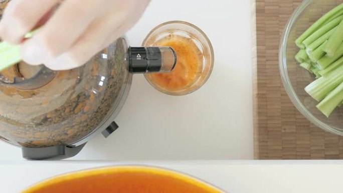 榨汁: 用芹菜和胡萝卜制作果汁