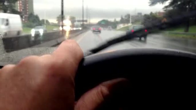 在高速公路上行驶-雨天