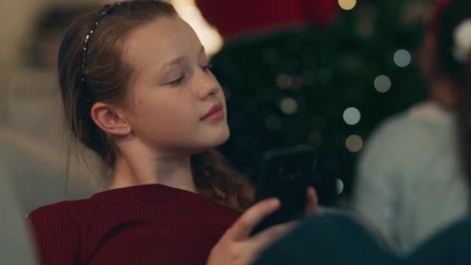 反社会的少女在家庭圣诞聚会上用智能手机发短信无聊的青少年对节日庆祝不感兴趣4k瘾