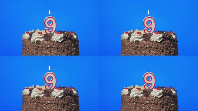在美味的巧克力蛋糕上吹出九号生日蜡烛，蓝屏