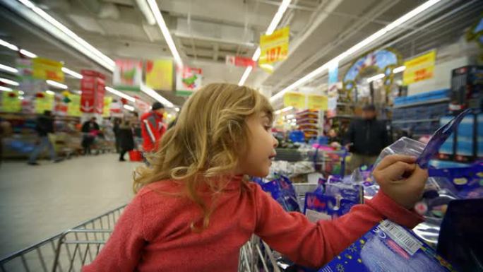 小女孩在商场买玩具