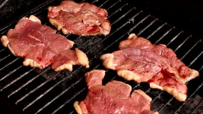 牛肉在烧烤炉上煮熟，用火图片380
